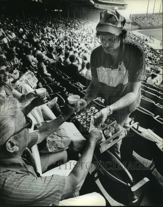 1982 Press Photo Fan grabs concessions at Milwaukee Brewer World Series game- Historic Images
