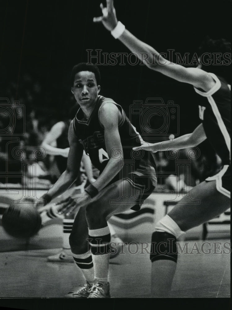 1979 Press Photo Milwaukee Doe Gerry Lynn Booker goes against Dayton Rockettes- Historic Images