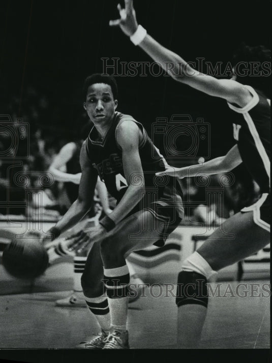 1979 Press Photo Milwaukee Doe Gerry Lynn Booker goes against Dayton Rockettes- Historic Images