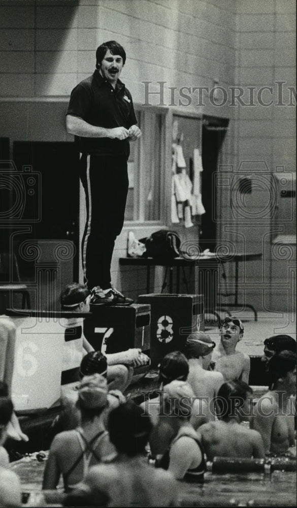 1981 Press Photo Swimming coach Roger Ridenour talks to North Shore Club members- Historic Images