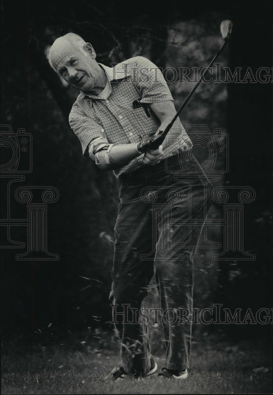 1986 Press Photo Milwaukee's Earl Puhl's invention allows wrist action for swing- Historic Images