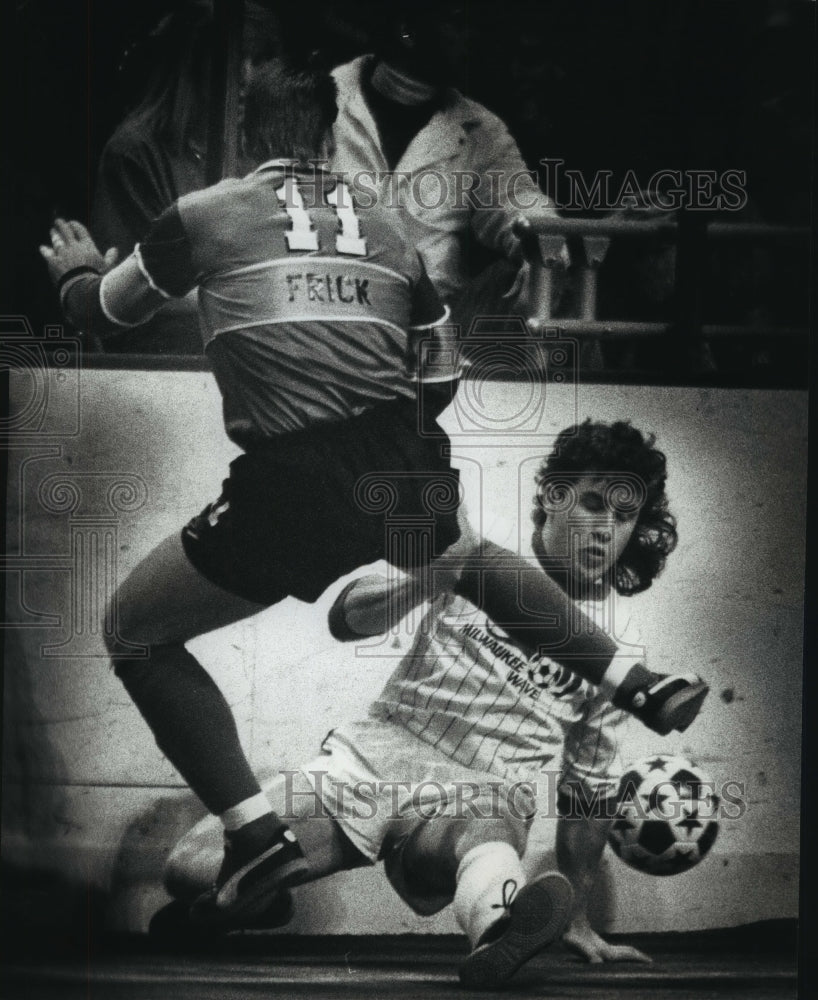 1990 Press Photo Milwaukee Wave&#39;s Moise Suri Loses Control of Ball Versus Canton- Historic Images