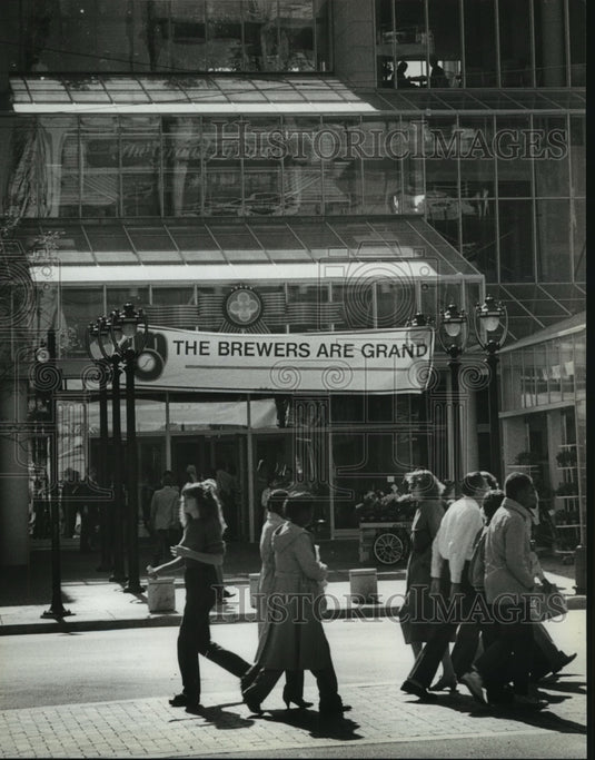1982 Press Photo Sign shows support for Milwaukee Brewers' playoff run- Historic Images