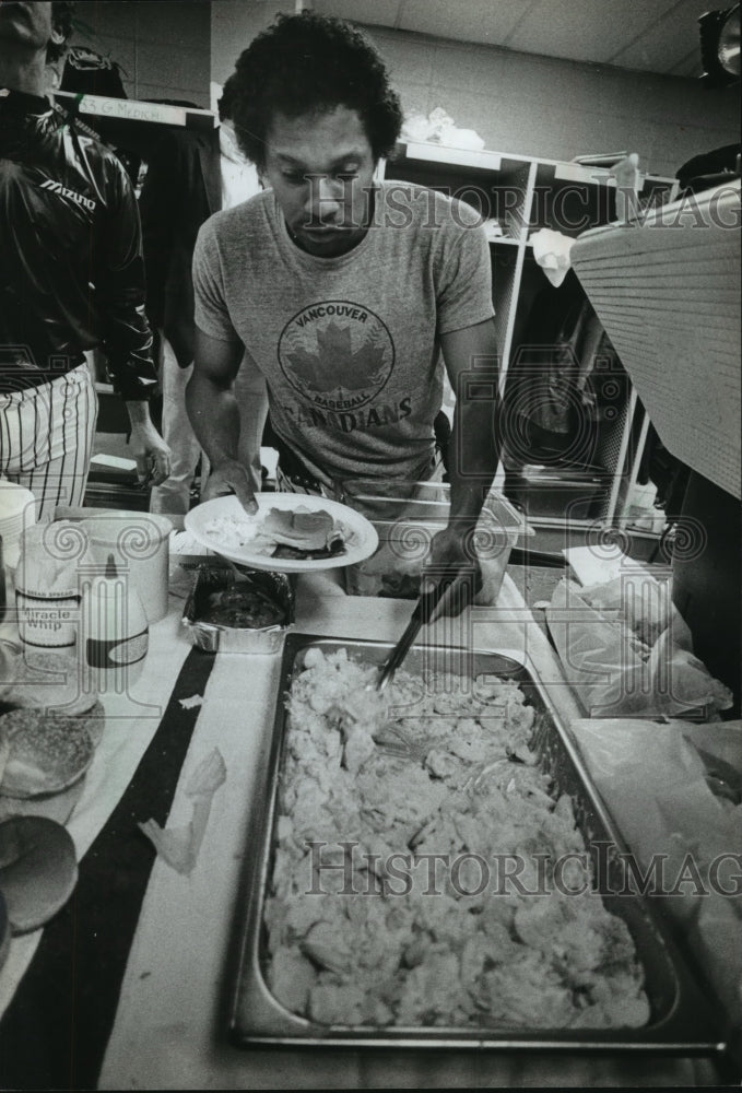 1982 Press Photo Brewers&#39; outfielder Marshall Edwards loads up plate after game- Historic Images