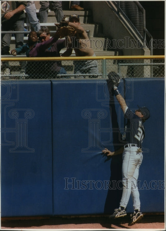 1994 Press Photo Brewer Matt Mieske can't reach Yankee Wade Boggs' baseball hit- Historic Images
