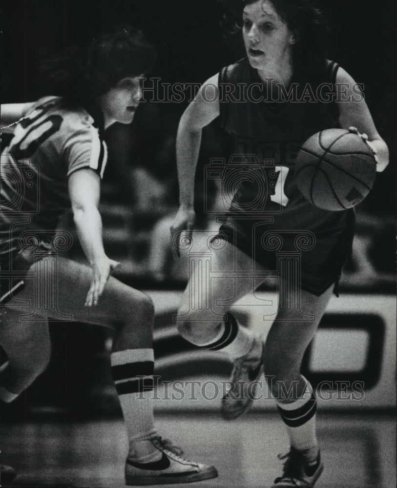 1979 Press Photo Joanie Smith of the Does&#39; goes around opponent at game.- Historic Images