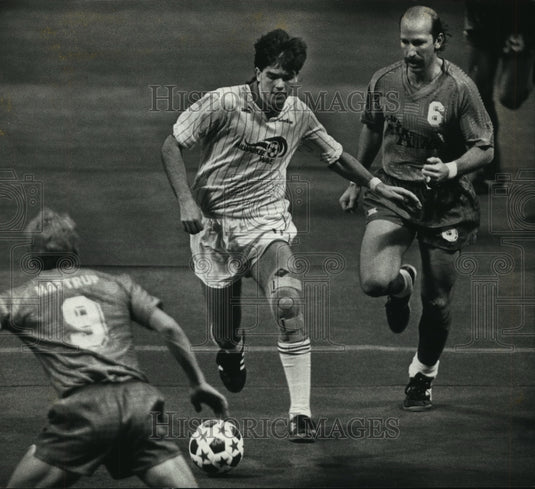 1989 Press Photo Wave's George Pastor moving ball against Atlanta's players.- Historic Images