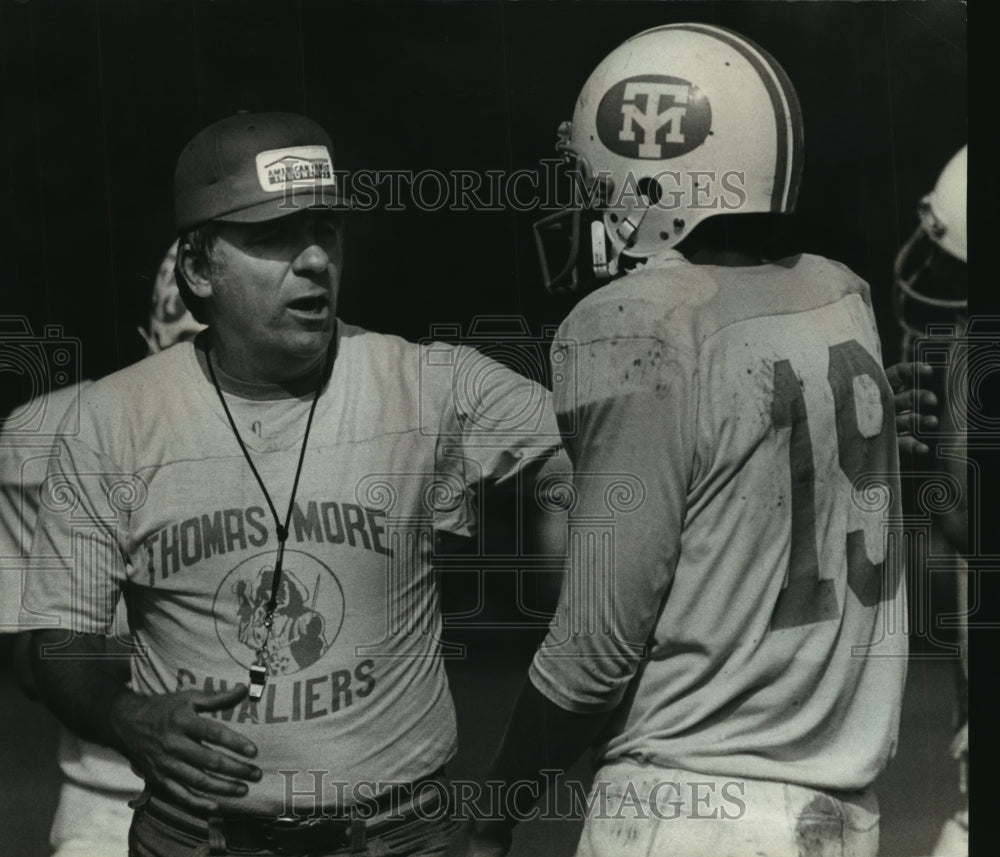 1979 Press Photo Thomas More Cavaliers&#39; Coach Jim Haluska &amp; directs Dave Zolecki- Historic Images