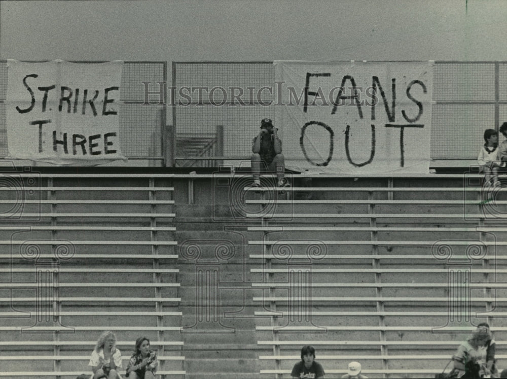 1985 Press Photo Signs above County Stadium bleachers show Brewers&#39; fans minds- Historic Images