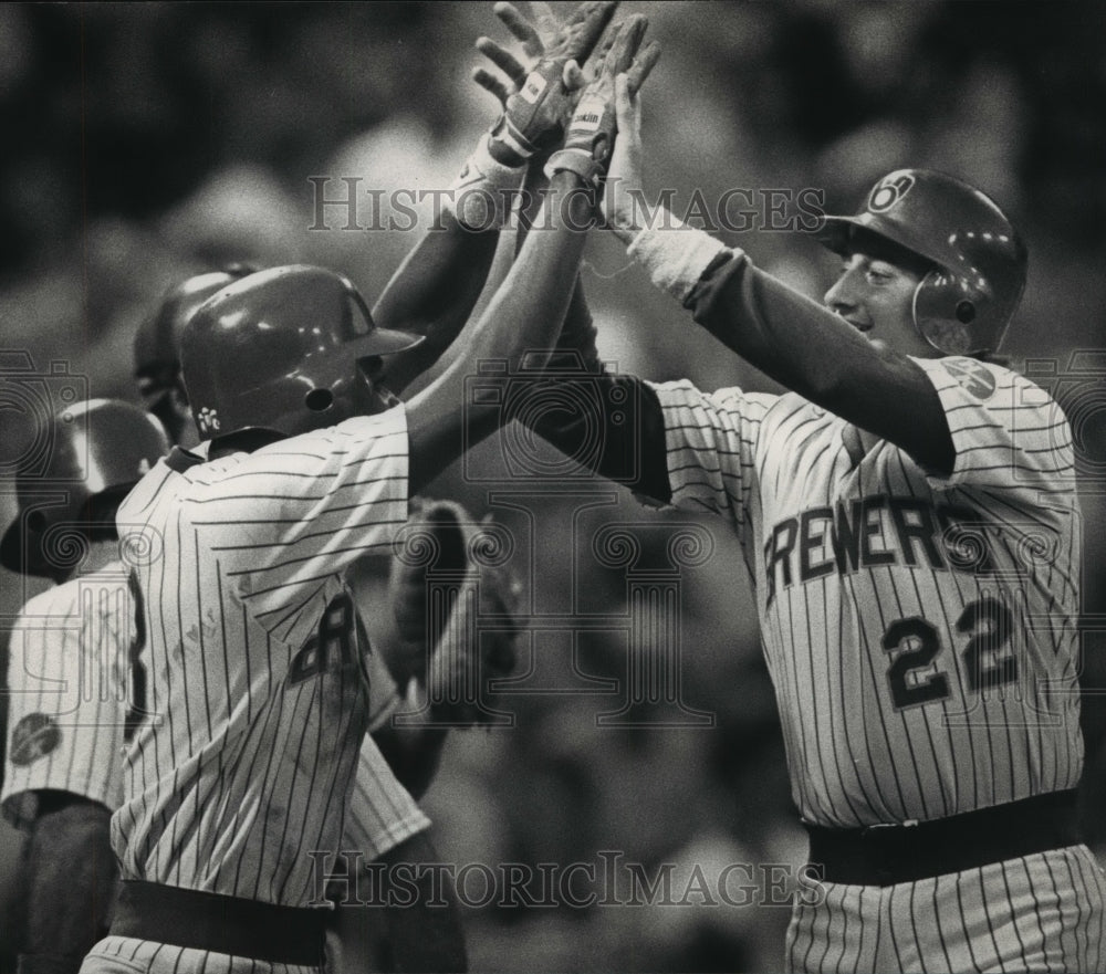 1988 Press Photo Brewers baseball&#39;s Charlie O&#39;Brien, Darryl Hamilton celebrate- Historic Images