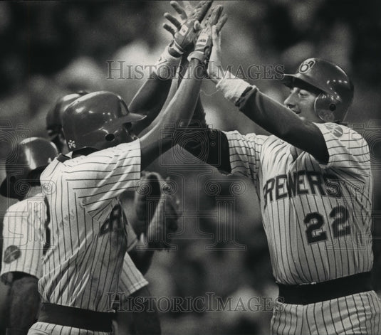 1988 Press Photo Brewers baseball's Charlie O'Brien, Darryl Hamilton celebrate- Historic Images