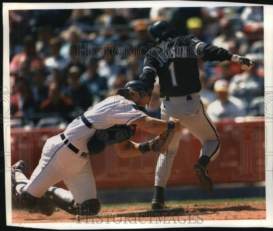 1994 Press Photo Brewers baseball's Brian Harper tags Lance Johnson out- Historic Images