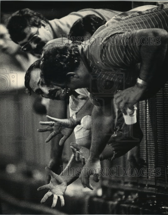 1987 Press Photo Milwaukee Brewers baseball fans tries to catch foul ball- Historic Images