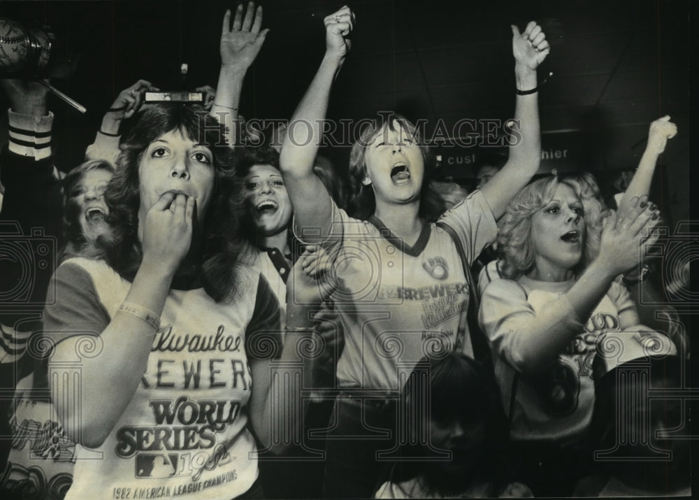 1982 Press Photo Fans at Mitchell Field cheer their Brewers home to play game 3.- Historic Images