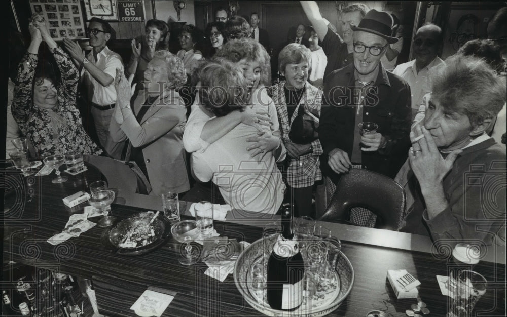 1982 Press Photo Dorothy Kuenn, Brewer manager&#39;s mother, cheers at Cesar&#39;s Inn- Historic Images