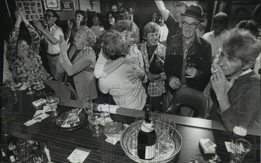 1982 Press Photo Dorothy Kuenn, Brewer manager's mother, cheers at Cesar's Inn- Historic Images