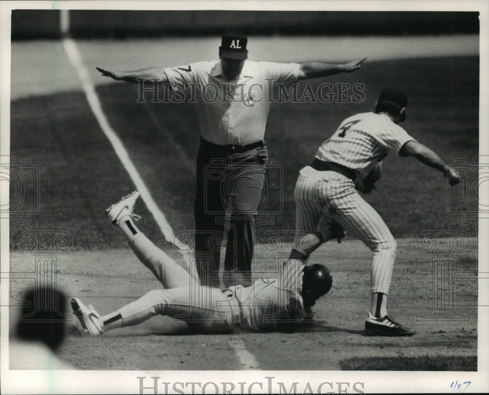 1988 Press Photo Ump Rocky Roe calls &quot;safe&quot; for Oakland&#39;s Mike Gallego- Historic Images