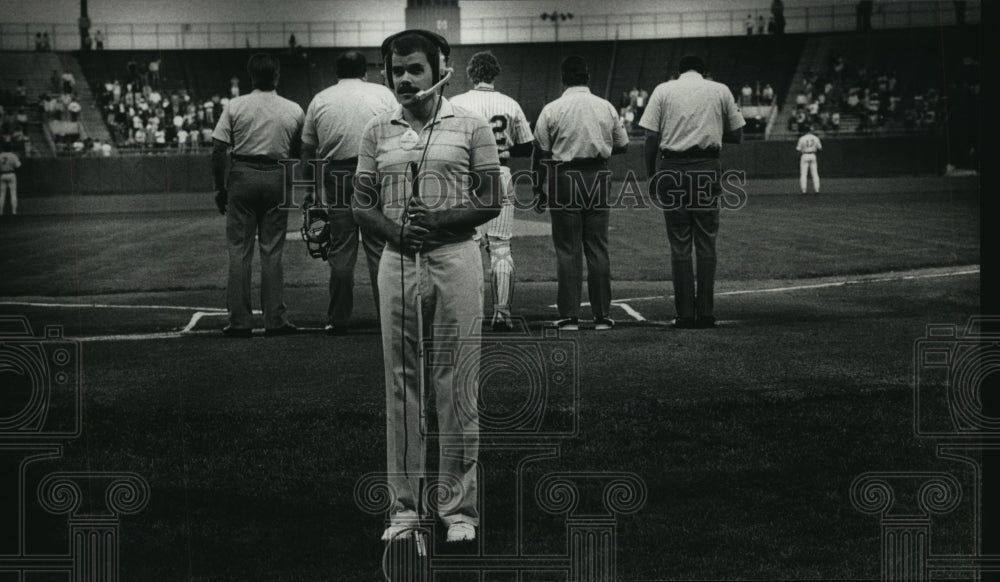 1988 Press Photo Mark Feindt sings National Anthem, Brewers County Stadium game- Historic Images