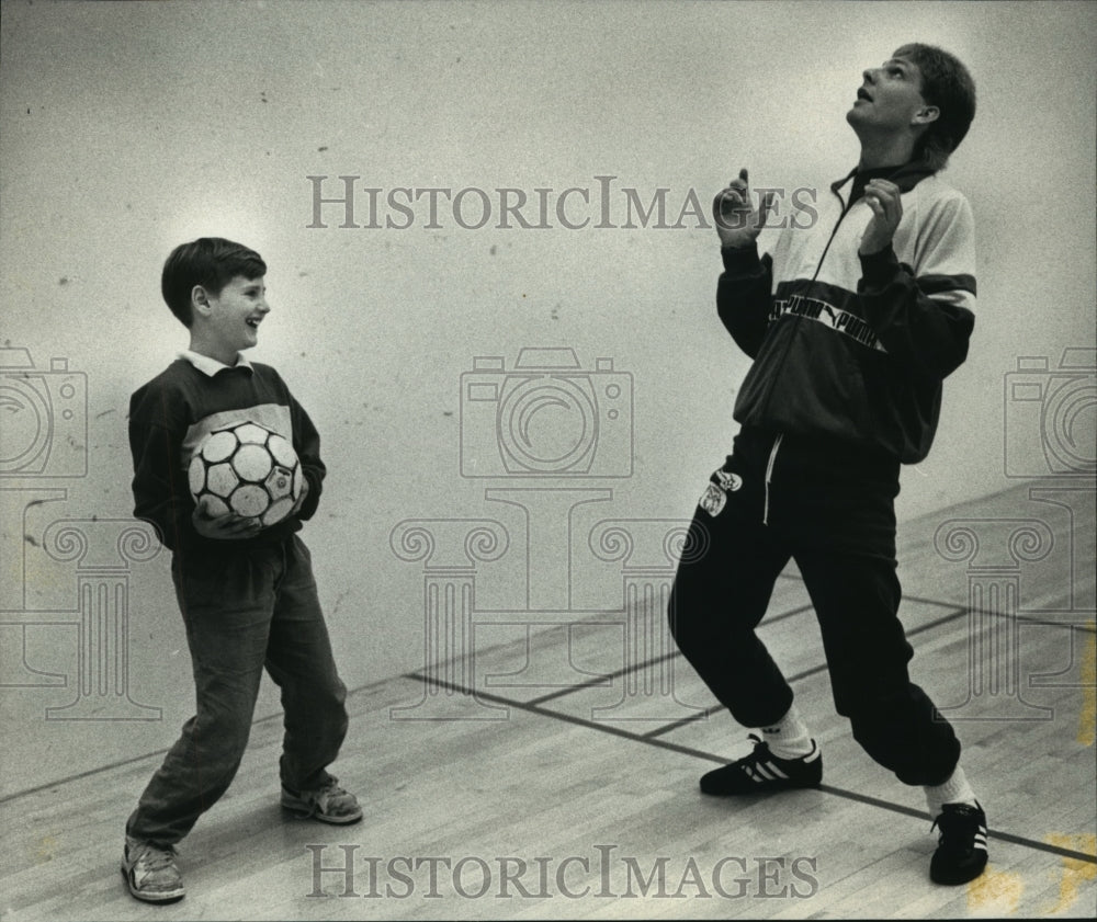 1990 Press Photo Wave soccer player Peter Schweinert coaches Charlie Fernandes- Historic Images