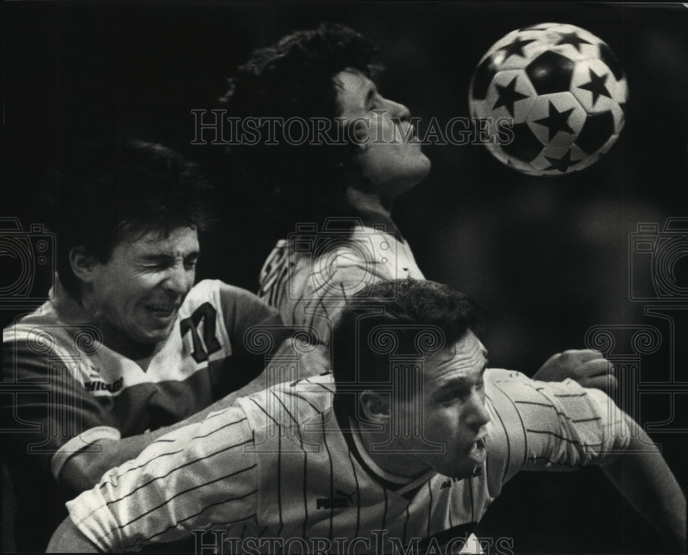 1990 Press Photo Wave players battle Chicago's Batata at Bradley Center- Historic Images