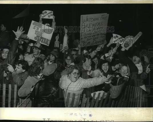 1982 Press Photo Milwaukee Brewers' Baseball Fans At Parade After World Series- Historic Images
