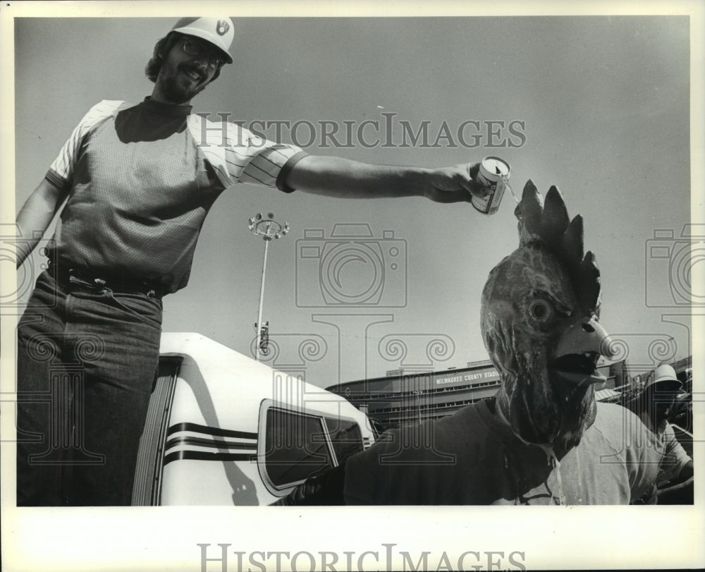 1982 Press Photo Mark Hutchinson As Mock Oriole Chicken With Paul Wadzinski- Historic Images