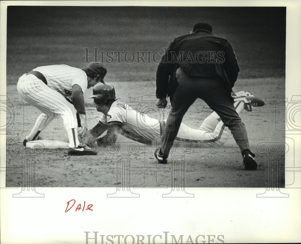 1982 Press Photo Ref throws Angels Doug De Cinces out by Brewer Jim Gantner tag- Historic Images