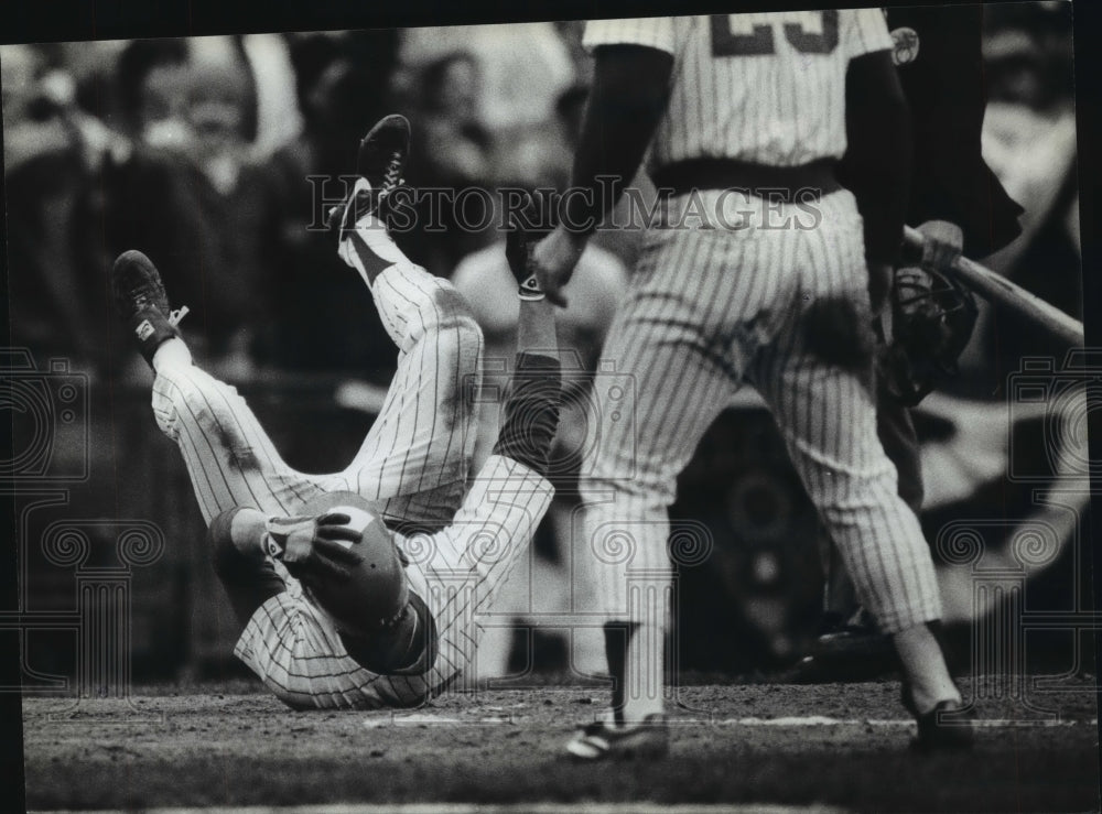 1982 Press Photo Brewer Don Money rolls around home plate, other, Milwaukee.- Historic Images