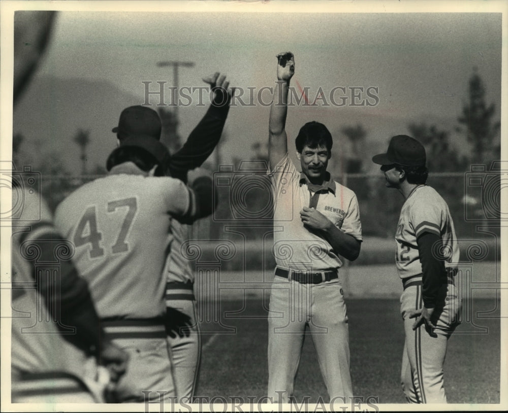 1988 Press Photo Milwaukee Brewers baseball trainer John Adam leads stretching- Historic Images