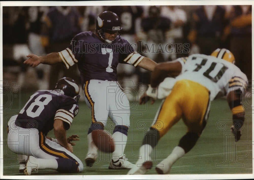 1993 Press Photo Fuad Reveiz (L) and Eddie Murray kick field goals over Brewers.- Historic Images