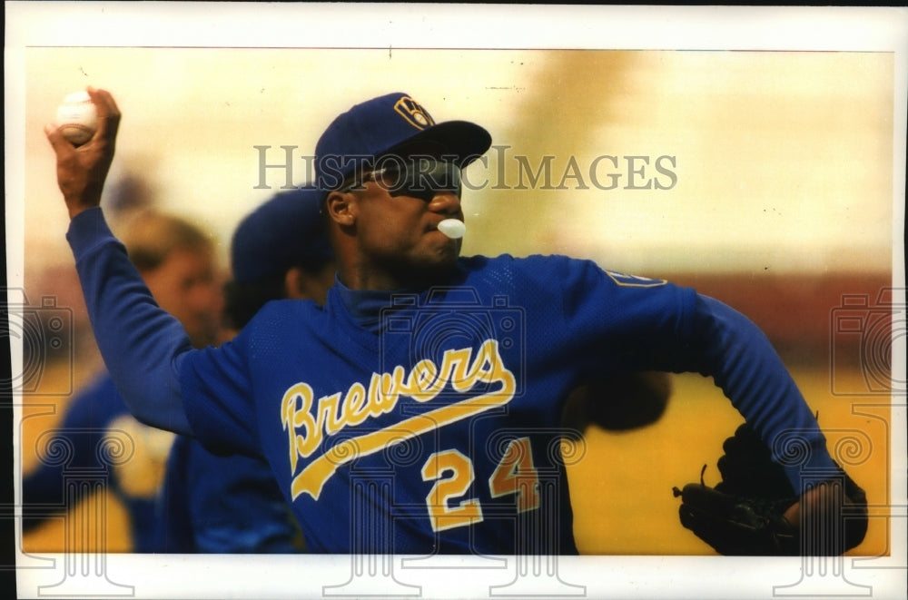 1992 Press Photo Right fielder Darryl Hamilton blowing bubbles and throwing ball- Historic Images