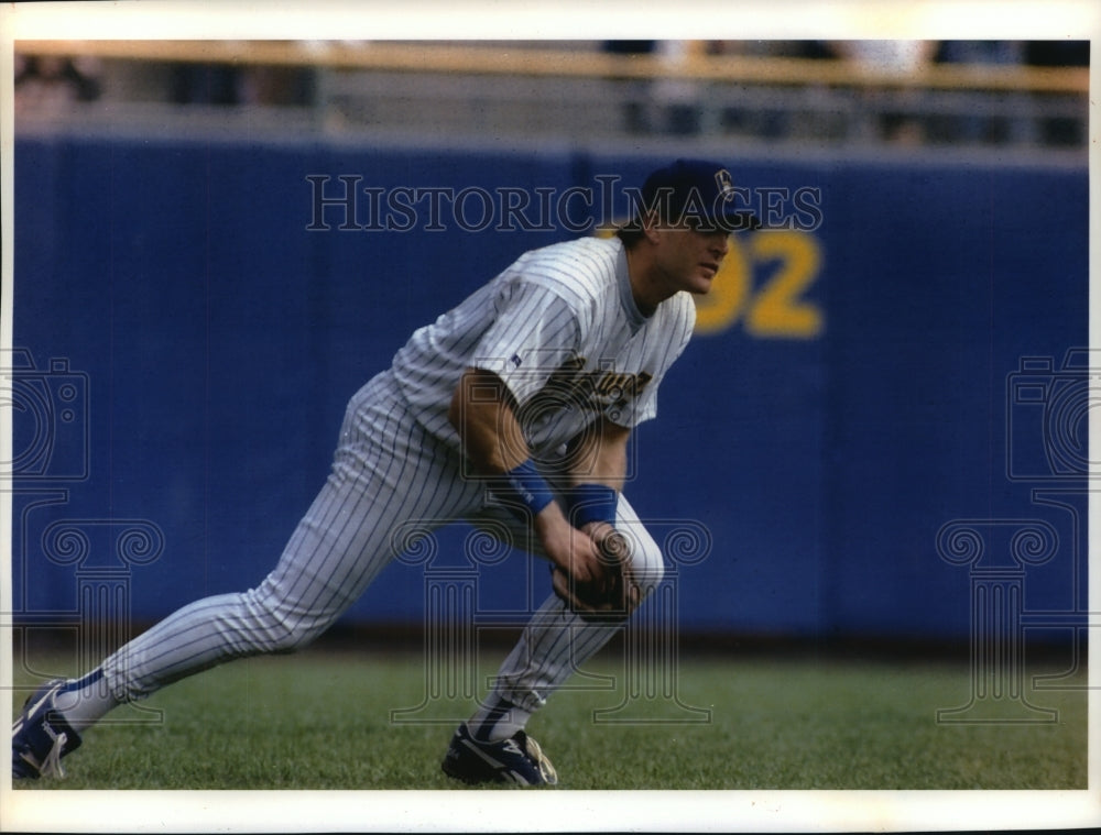 1993 Press Photo Brewers designated -hitter Kevin Reimer playing in outfield.- Historic Images