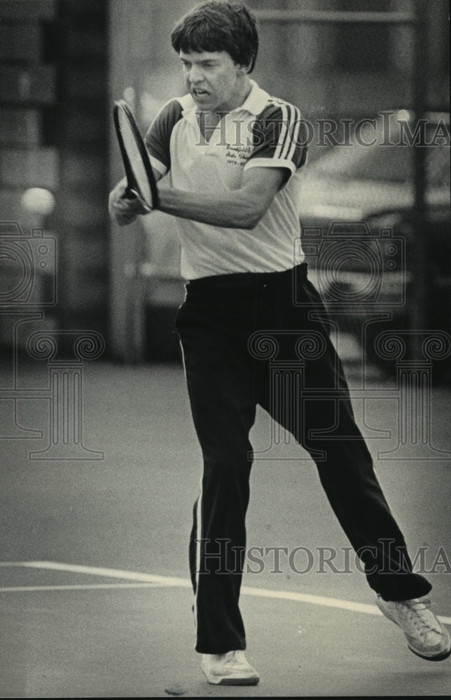 1984 Press Photo Bruce Glasgow of Brookfield East went to his backhand.- Historic Images