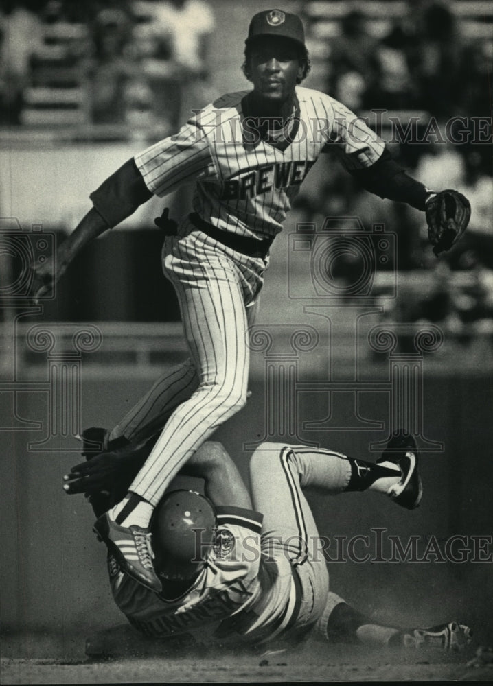 1986 Press Photo Milwaukee Brewers&#39; Ernest Riles turns double play in sixth.- Historic Images