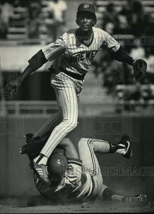 1986 Press Photo Milwaukee Brewers' Ernest Riles turns double play in sixth.- Historic Images