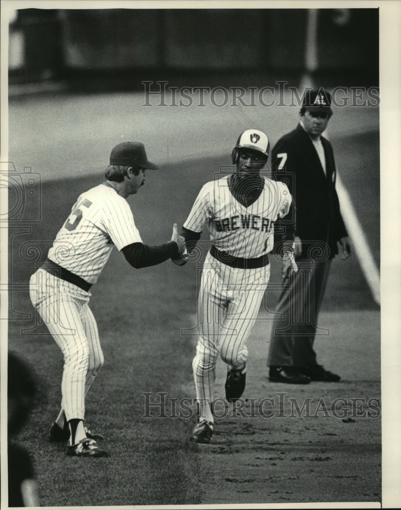 1985 Press Photo Brewers' Enest Riles congratulated by coach Tony Muser on homer- Historic Images