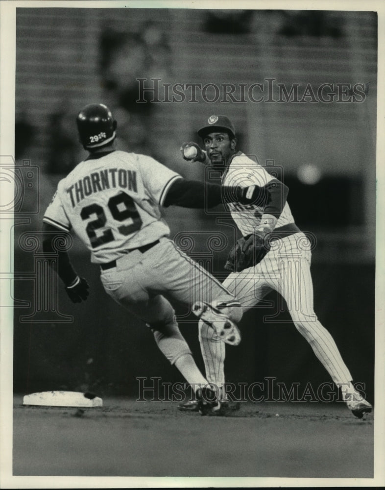 1986 Press Photo Milwaukee&#39;s Ernest Riles forces Cleveland&#39;s Andre Thornton.- Historic Images