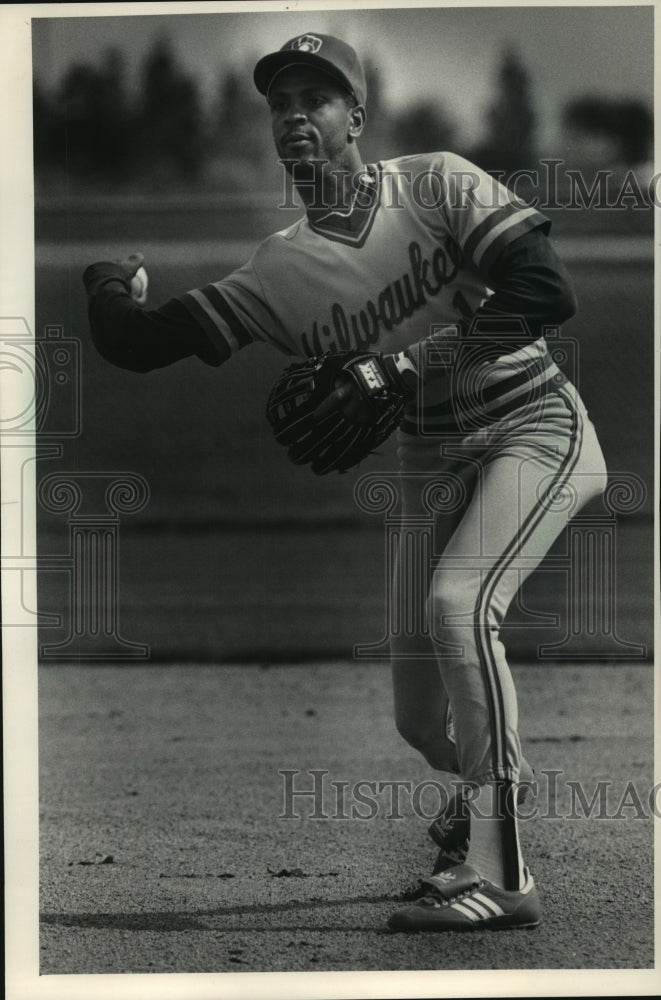 1988 Press Photo Milwaukee Brewers&#39; Ernest Riles at spring training. - mjt11236- Historic Images