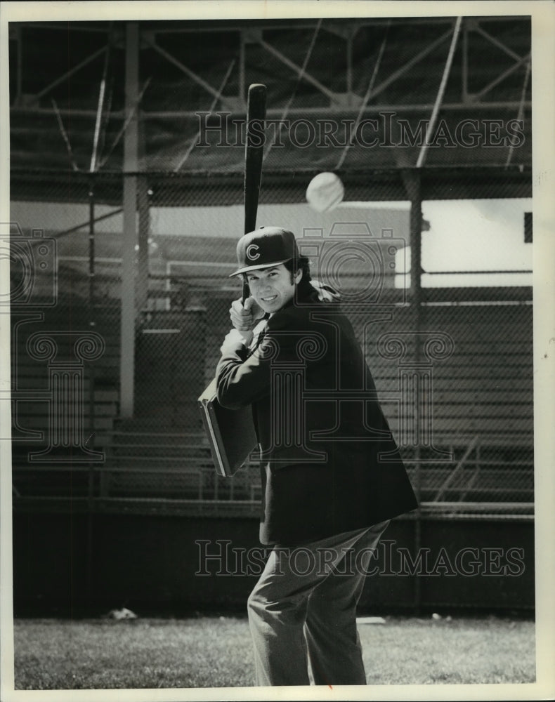 1982 Press Photo General Manager of Iowa Cubs Bob Reynolds batting. - mjt11242- Historic Images