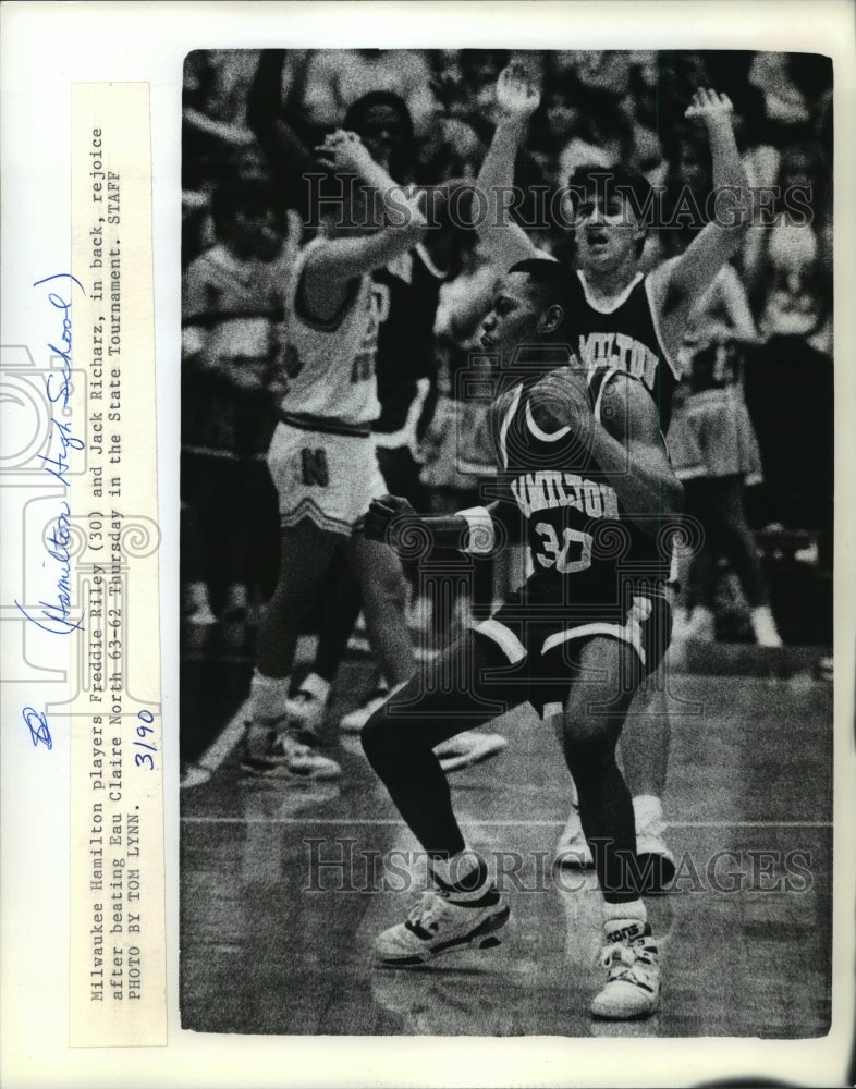 1990 Press Photo Milwaukee Hamilton beats Eau Claire in State Tournament 63-62.- Historic Images