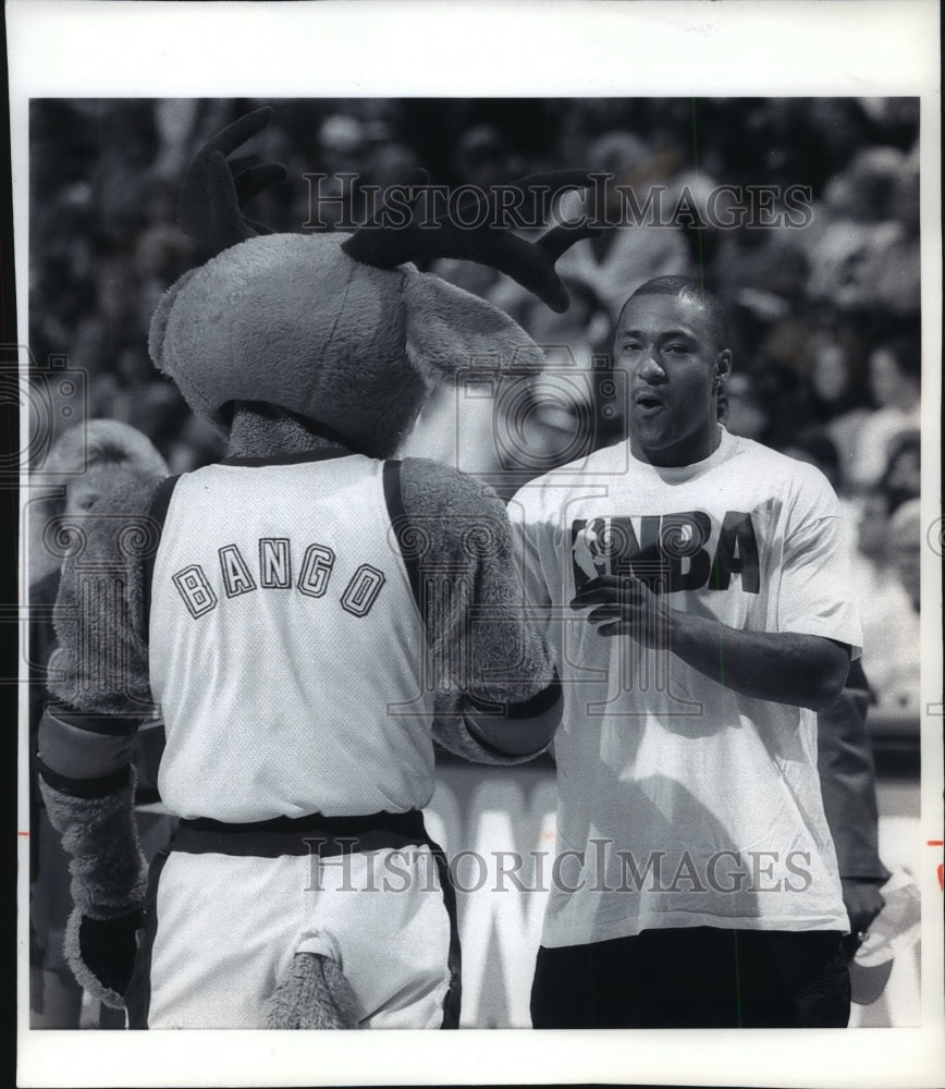 1995 Press Photo Andre Rison greets with mascot, to meets with Packers officials- Historic Images