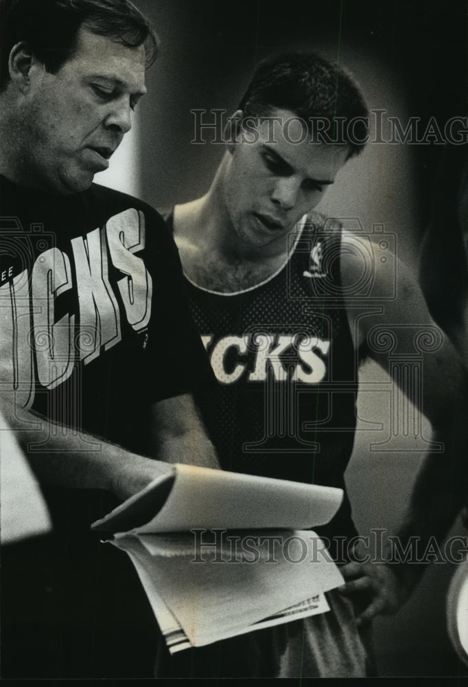 1990 Press Photo Milwaukee Bucks&#39; rookie Steve Henson and coach Frank Hamblen- Historic Images