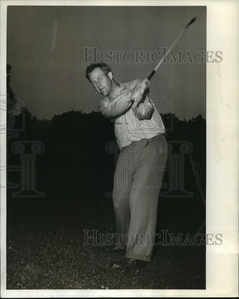 1942 Press Photo Golfer Wallie Glauh hits golf ball. - mjt11298- Historic Images