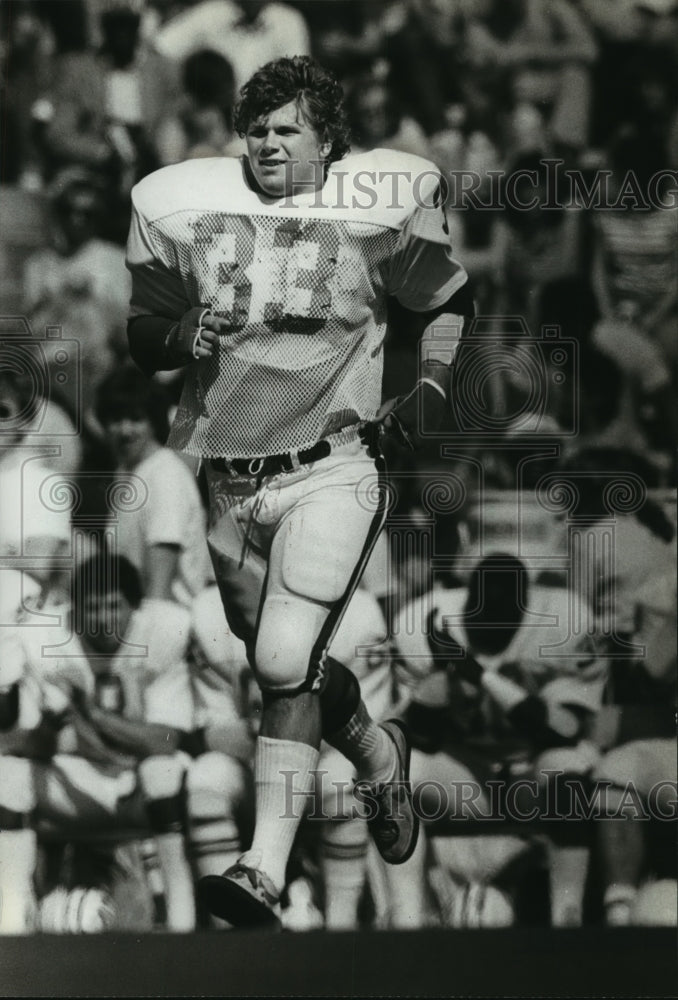 1982 Press Photo Wisconsin football player, Jim Melka, scores winning touchdown- Historic Images