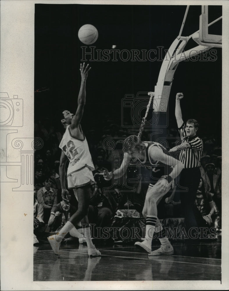 1976 Press Photo Xavier&#39;s Mark Brown fouls Marquette&#39;s Lloyd Walton at the Arena- Historic Images