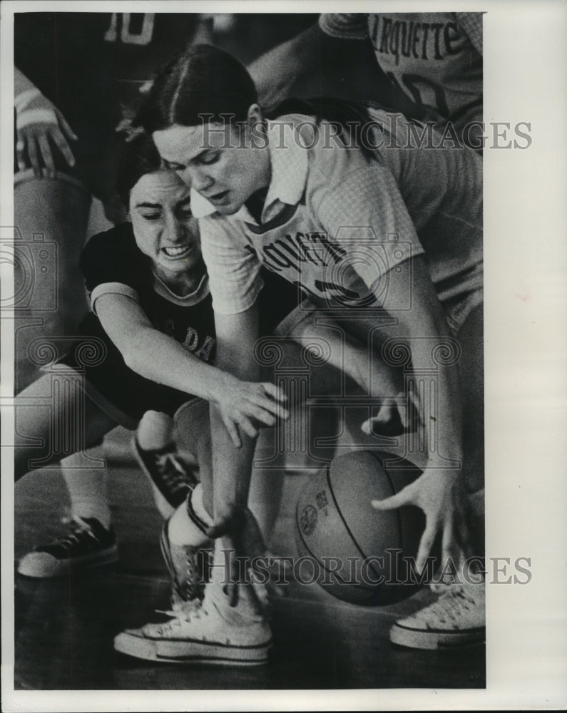 1976 Press Photo Marquette&#39;s Cathy Wright tries to keep the ball from Notre Dame- Historic Images