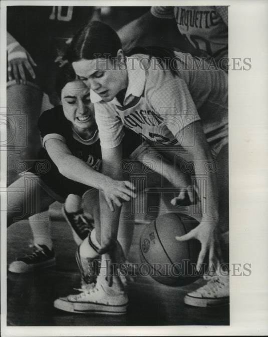 1976 Press Photo Marquette's Cathy Wright tries to keep the ball from Notre Dame- Historic Images