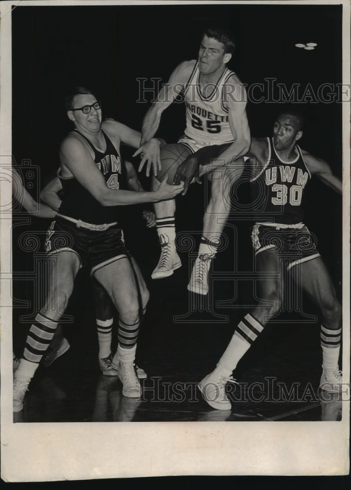 1966 Press Photo Two University of Wisconsin-Madison players squeeze Tom Flynn.- Historic Images