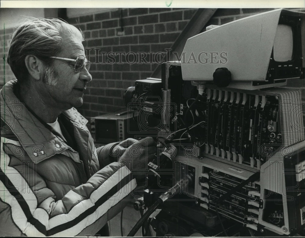 1982 Press Photo Dave Crosby, an NBC maintenance engineer, repaired a camera.- Historic Images