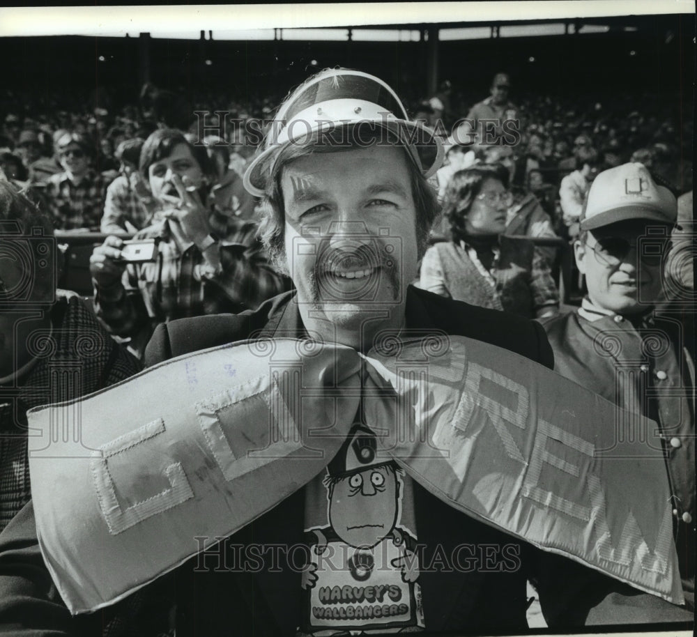 1982 Press Photo Tavern owner and Milwaukee Brewers fan John Janz - mjt11388- Historic Images